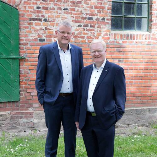 Andreas Pape und Axel Lohse vor einem Backsteingebäude