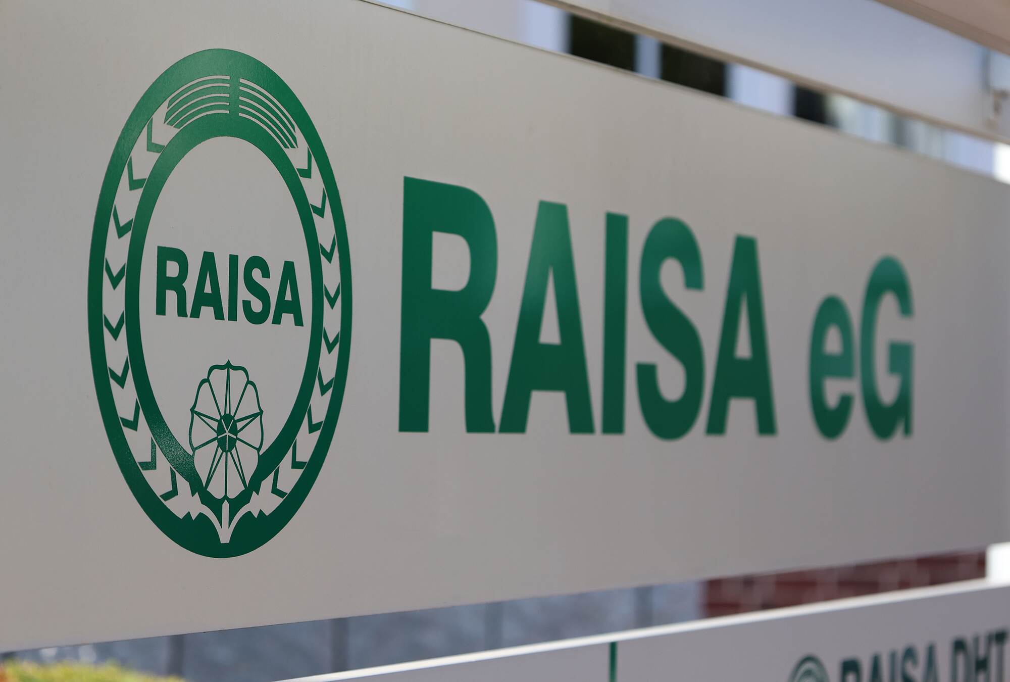 Logo mit Schriftzug der RAISA eG auf einem Schild