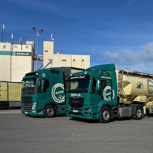 Drei LKW´s stehen vor den Silo´s der RAISA eG