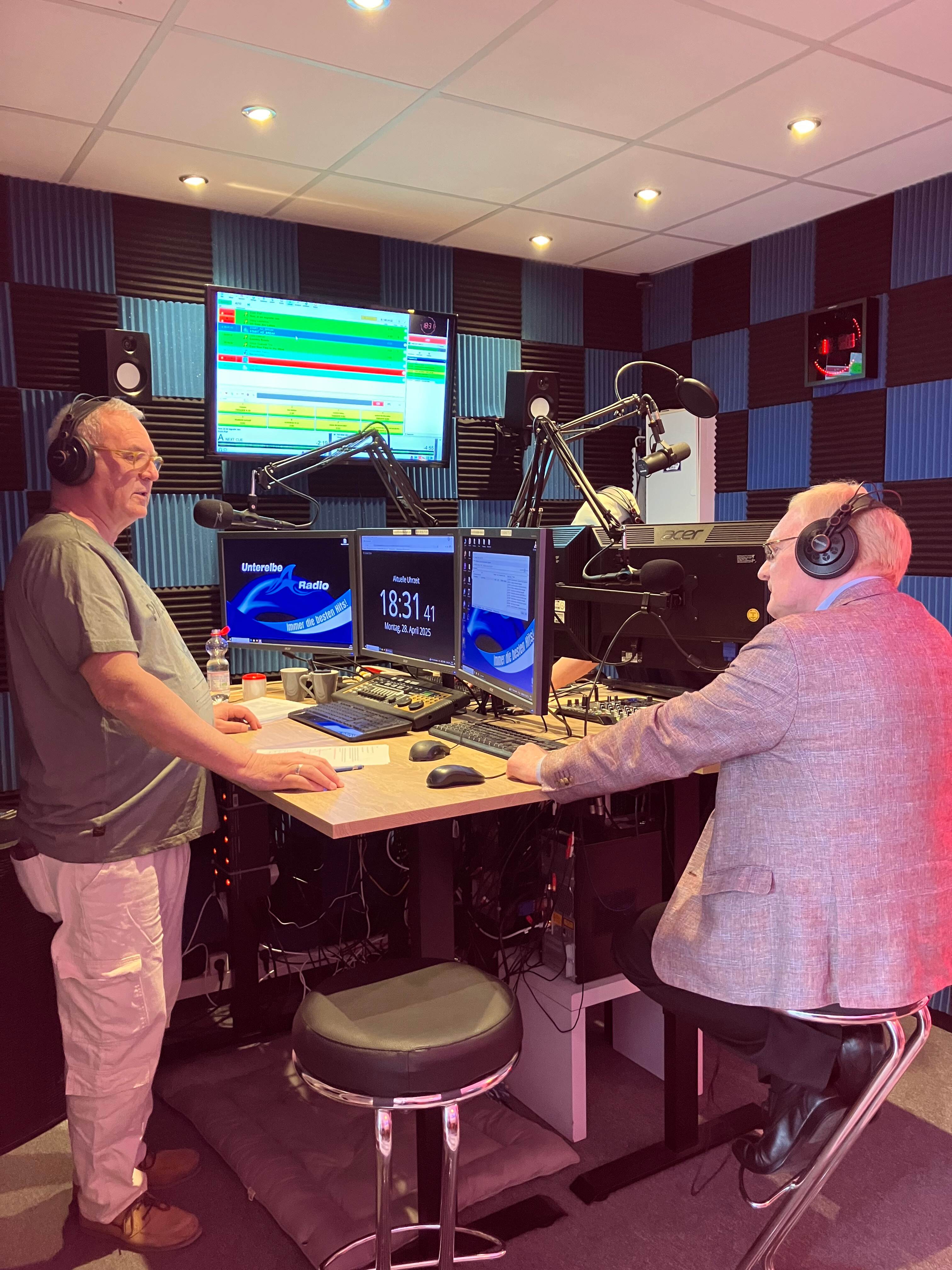 Zwei Personen am Radioset im NDR Studio