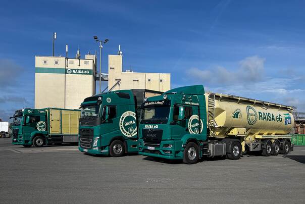 Drei LKW´s stehen vor den Silo´s der RAISA eG