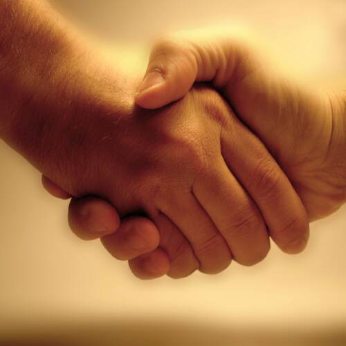 Handshake: nur die Hände sind auf dem Foto