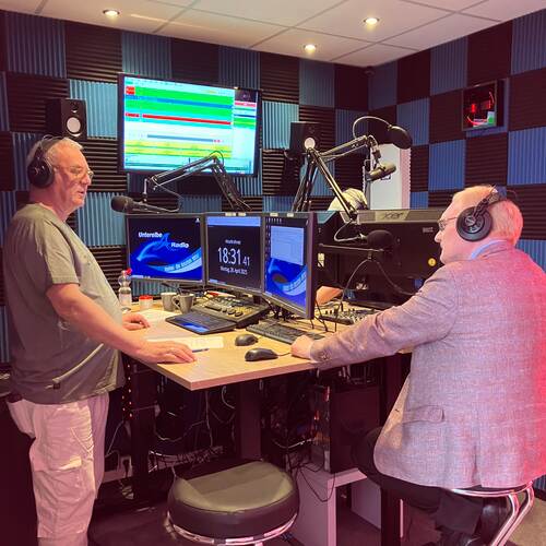 Zwei Personen am Radioset im NDR Studio