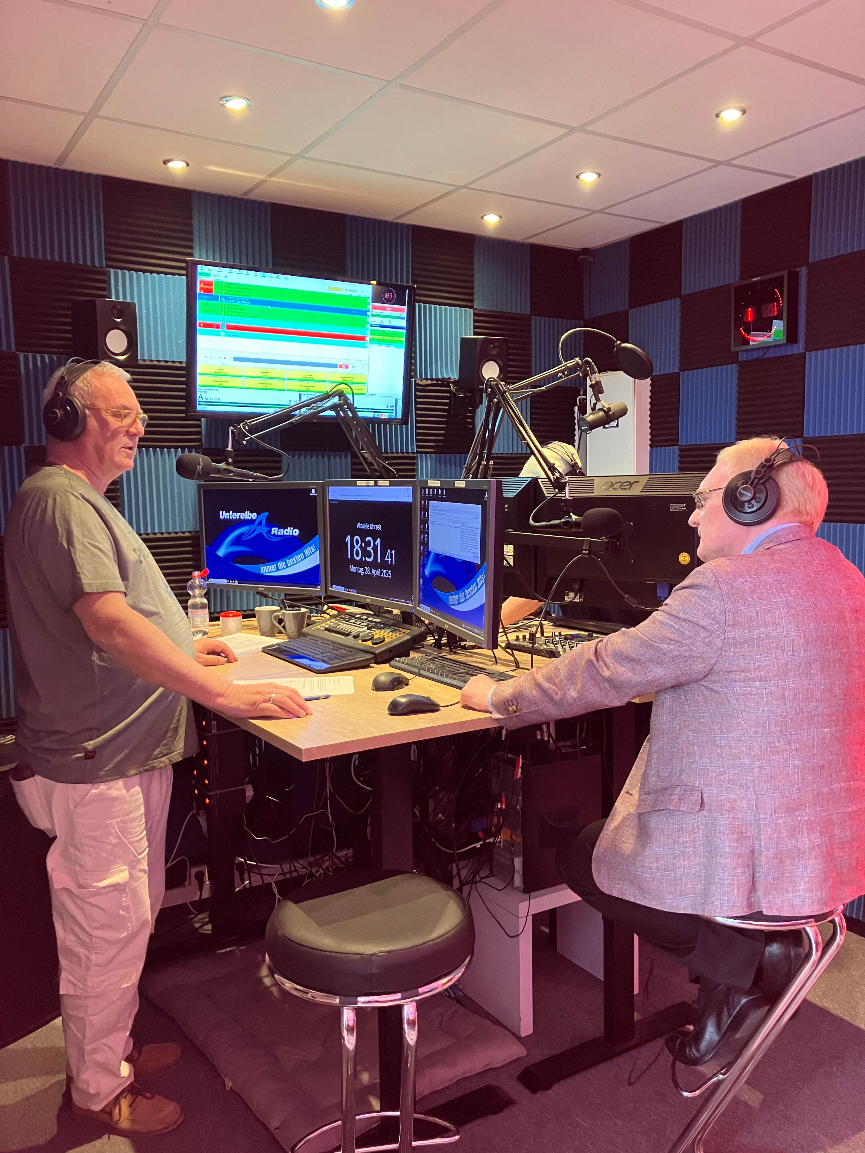 Zwei Personen am Radioset im NDR Studio